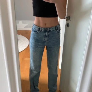 Byxor från Lindex - Detta är ett par ljusblåa jeans från lindex. Dessa byxor har inte används mycket alls och är i ett mycket bra skick. Jag betalde 499 för de men de sänks rejält!!