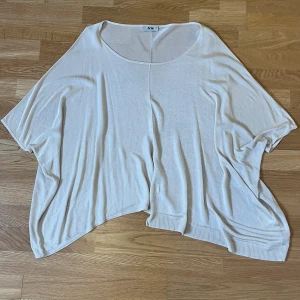 Acne tunika - Acne tröja i svalt och skönt tyg med abstrakt stuk.