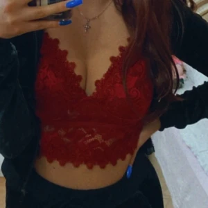 Röd spetstopp - En jättesnygg spetstopp som är to die for😍 passar med nästan allt och man känner sig väldigt snygg i den. Man kan ha den till en fest eller en night out. Storleken är XS. Köparen står för frakten som är inlagd i priset ❤️