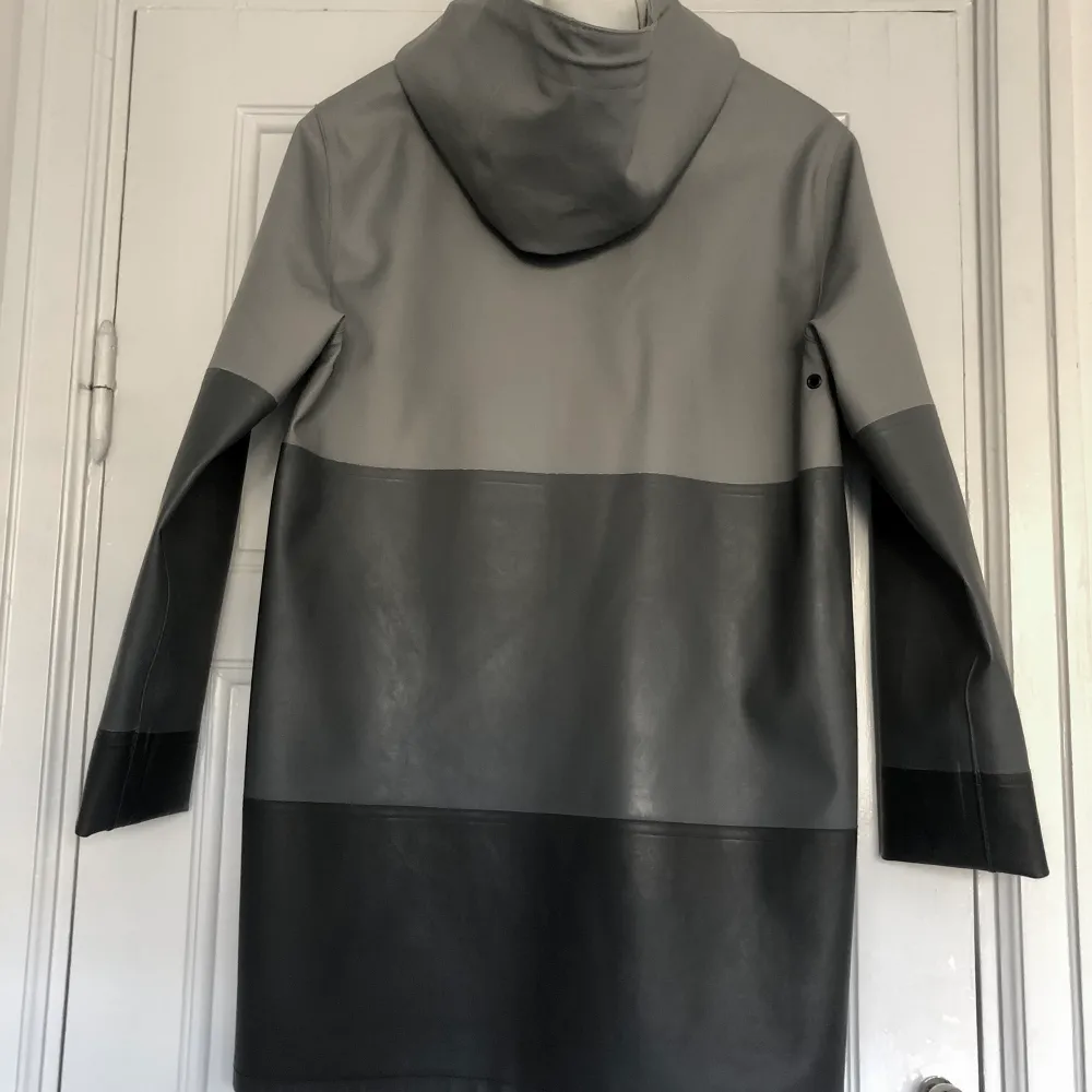 Regnjacka från Stutterheim, sparsamt använd, inget att anmärka på. Har vikt upp ärmarna men kan vikas ner efter önskad längd (jag är 161 cm lång). Passar XS eller S. Nypris 2500kr. Jackor.