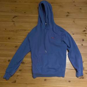 Blå Levis hoodie med jätte skönt material, storlek XS. Nyskick