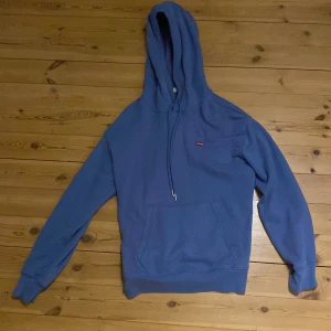 Blå Levis hoodie - Blå Levis hoodie med jätte skönt material, storlek XS. Nyskick