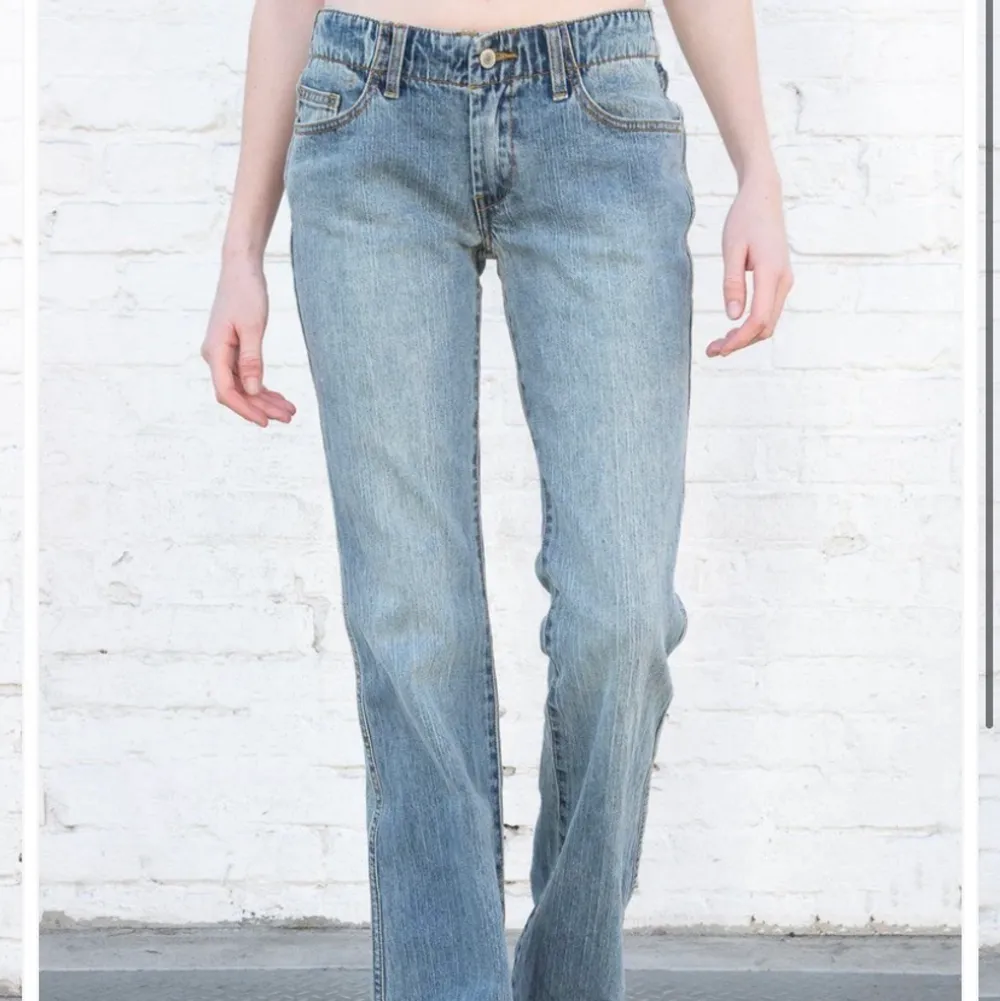 Säljer mina brandy jeans med bootcut för att jag har växt ur dom, de är använda, men i bra skick utan slitage. De passar perfekt i längd för mig som är 170❤️. Jeans & Byxor.