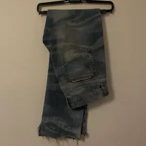 W30 - L34  Köptes förra året i butik och har använts fåtal gånger.   Avklippta nedan för en mer bootcut sömn.   Pris kan diskuteras