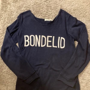 Bondelid tröja  - Så snygg marinblå bondelid tröja i storlek L, är väldigt liten i storleken och passar mig som har S! Skriv vid intresse och för fler bilder