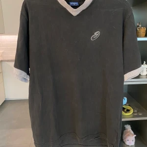 Svart T-shirt  - Fin oversized svart t-shirt som inte kommer till användning!