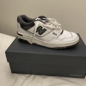 New balance 550 - Säljer ett par new balance 550s då dem ej kommer till användning. Skorna är i fint skick och har inga skador eller liknande. Köpta för 1200kr. 