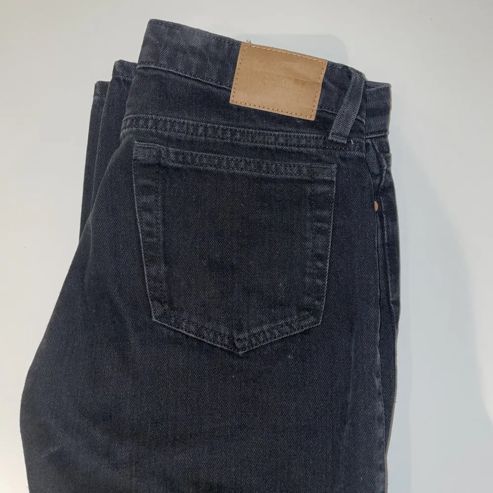 Säljer dessa populära lågmidjade jeans ifrån weekday! Använda ca 2/3 ggr då dem är för små för mig nu💓Storlek 25 runt midjan och 30 i längden!. Jeans & Byxor.