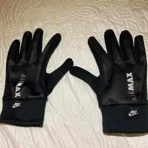 Säljer ett par Limited edition Nike ’Air Max’ Handskar som är svår att få tag på För endast 230kr, Säljer dem på grund av att dem inte passar mig.