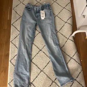 Jag säljer mina snygga jeans därför att dem är för långa för mig helt oanvände byxor som är Stockholm stil hör av er om ni undrar något eller är intresserad av byxorna 