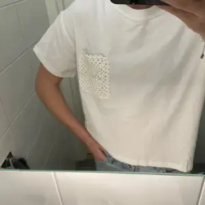 Säljer denna superfina T-shirten med broderi på! Oanvänd!!