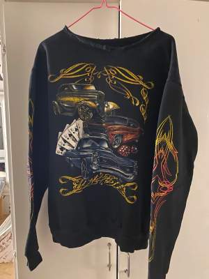 Snygg sweatshirt med coola tryck! Köpt på sellpy och tydligt använd då kragen är bortklippt:// Ingen märkes eller storlekslapp men är ca strl M-L! 💕