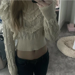 Tröja från zara  - Säljer den tröja från zara i vit begia skriv om ni vill ha fler bilder eller andra frågor. Denna tröjan är använd ett fåtal gånger är i ett väldigt fint skick⚡️