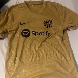 Säljer denna fotbolls tröja från Unisport som jag inte har använt. Barcelonas tredjeställ med Spotify på bröstet