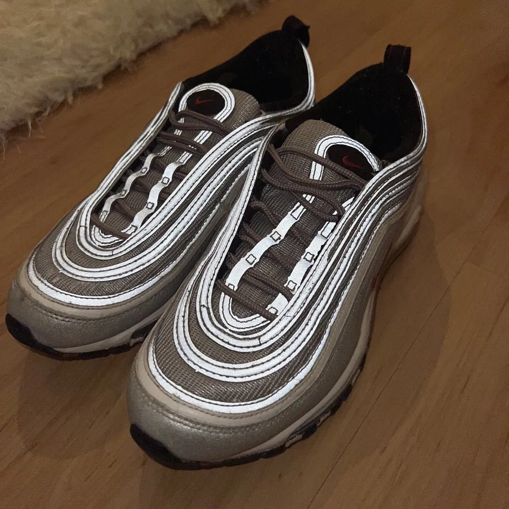 Säljer mina Nike Air Max 97 silver bullet då jag inte använder dom längre.  Använda men i bra skick. Storlek 38,5. Säljer för 400kr😊. Skor.