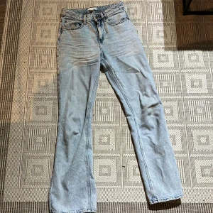 Jeans byxor  - Öppen vid benet  Andvända få gånger  Storlek 34