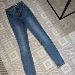 Skiny byxor - Skiny byxor i storlek S  Knappt andvända  