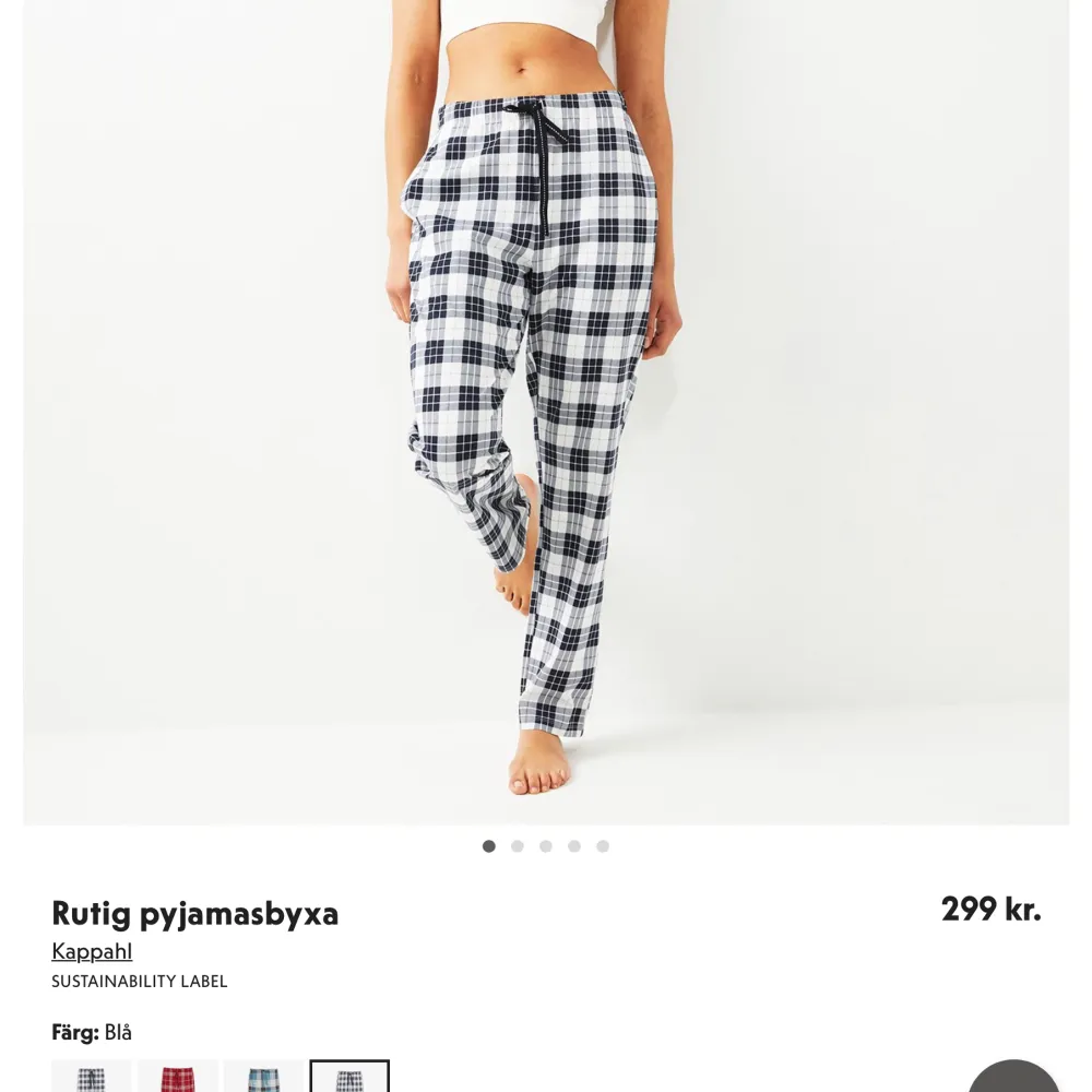 Säljer dessa pyjamasbyxor som är slutsålda. Skitsnygga och bekväma, från Kappahl. Använda kanske 2-3 gånger. Skriv privat för frågor🫶🏼🫶🏼. Jeans & Byxor.