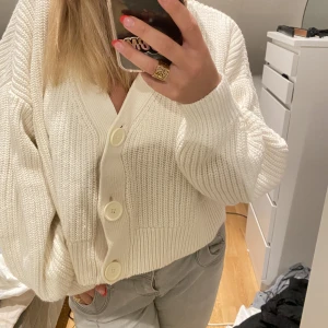 Vit stickad kofta  - Superfin vit kofta med ganska breda armar från HM! Jättefint skick och sitter så fint!! Storlek s men passar ganska bra för m också! 