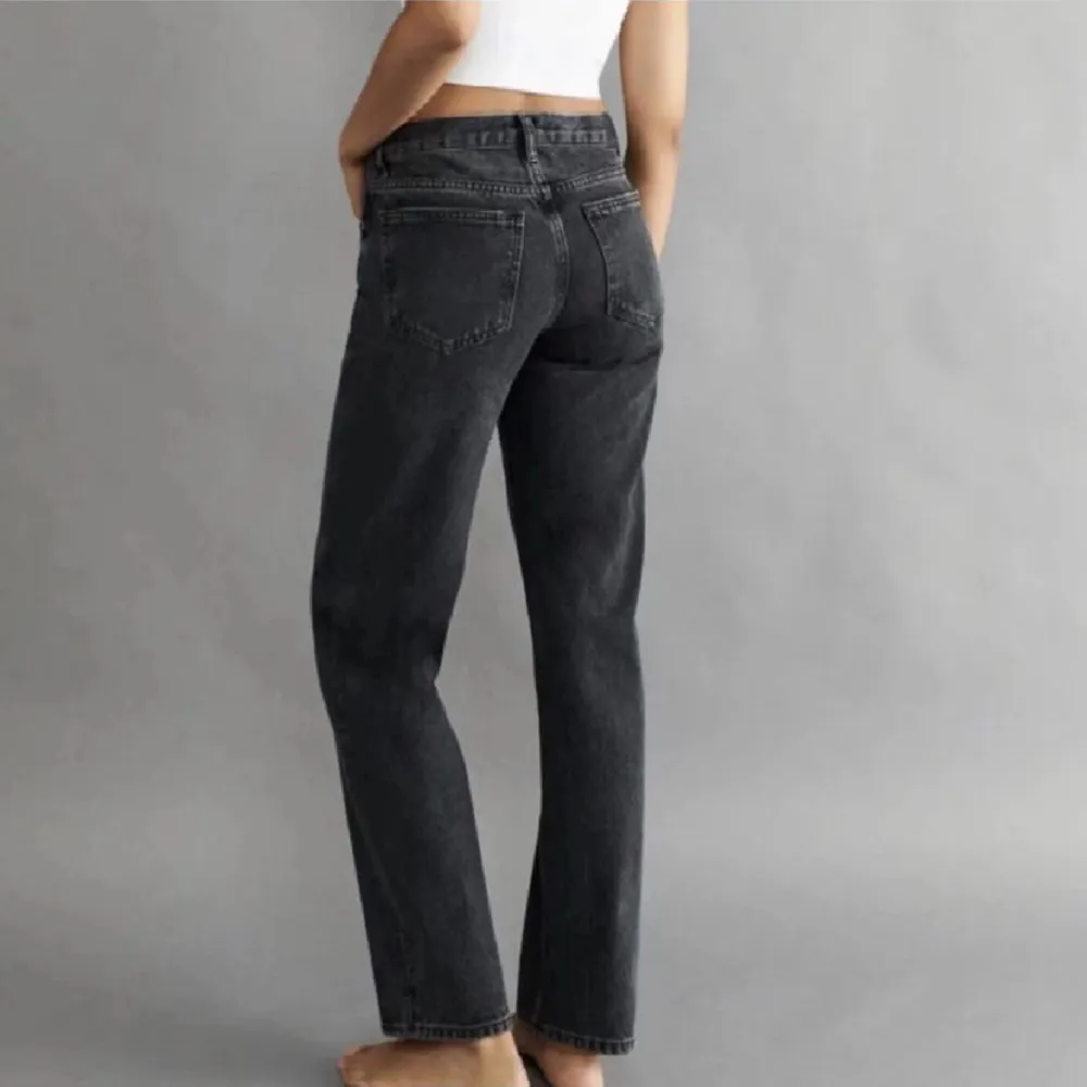 Säljer dessa Low waist populära jeansen från Gina. Mycket bra skick, dock avklippa. Har nu innerbenslängd 65 cm o passar mig som är 164 perfekt💓Säljer då de inte kommer t användning. Jeans & Byxor.