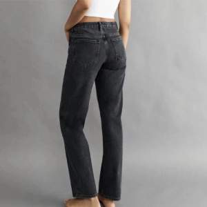 Säljer dessa Low waist populära jeansen från Gina. Mycket bra skick, dock avklippa. Har nu innerbenslängd 65 cm o passar mig som är 164 perfekt💓Säljer då de inte kommer t användning