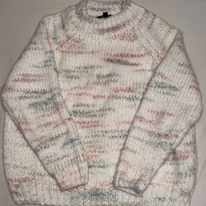 Stickad tröja - mysig stickad tröja ☁️💕🌀🍍  från märket ovs, köpt i italien. 🌼 skriv för fler bilder!   storlek M. nypris: 400 kr så den säljs billigt!