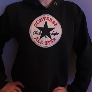 Converse tröja - Säljer en converse tröja säljer pga för liten men bra skick❤️säljer för 100kr❤️❤️