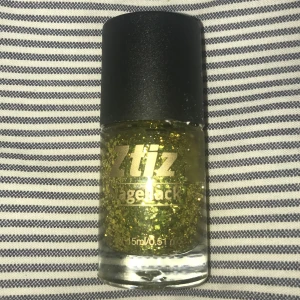 Nagellack glittrigt  - Säljer detta då jag inte tycker om färgen. 