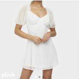 Så söt vit klänning som endast används en gång! Klicka inte på köp direkt! Skriv för frågor 💋 Frakt tillkommer ❤️‍🔥