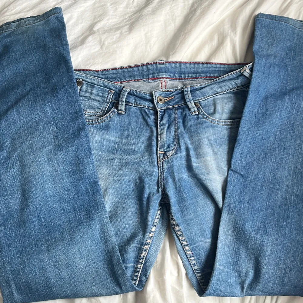 Superfina lågmidjade blå jeans! Midjemått: 80 cm innerbenslängd: 76 cm  Jag på bilden är 160 cm! Skriv om du har fler frågor🫶. Jeans & Byxor.
