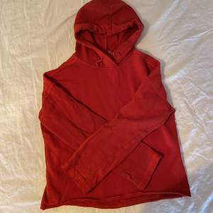 Säljer en röd hoodie ifrån H&M i strl XS (passar bra till de mellan XS-M). Köparen står för frakten🤍