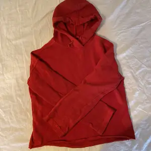 Säljer en röd hoodie ifrån H&M i strl XS (passar bra till de mellan XS-M). Köparen står för frakten🤍