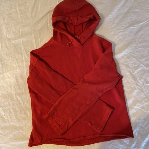 Röd hoodie - Säljer en röd hoodie ifrån H&M i strl XS (passar bra till de mellan XS-M). Köparen står för frakten🤍