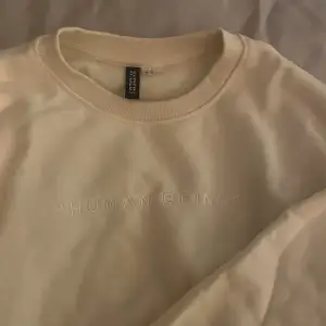 supersöt sweatshirt med text från h&m, strl xs☺️ fint skick o Spårbar frakt på 60kr!