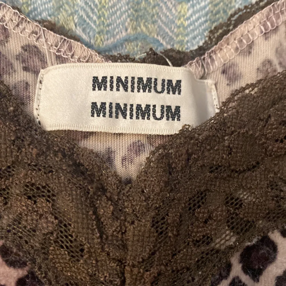 Jag säljer detta linne för att jag gillar inte det längre men nån annan kanske gillar det, jag tror storleken är S men det står inte.. Toppar.