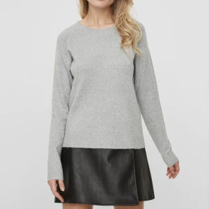 Stickad - En stickad tröja från vero moda, säjer för jag aldrig har andvänt och den är verkligen inte min stil, helt ny aldrig använd. Inte nopprig eller fläckar eller hål, den sticks ej!💞 Ny pris:250💞