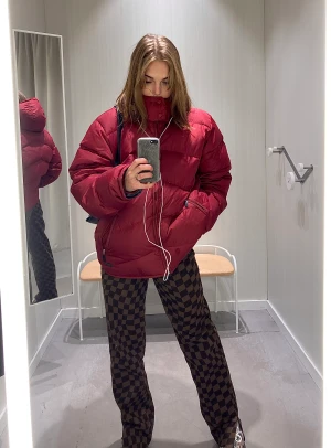 Röd pufferjacket FILA - Säljer min älskade puffer då det är dagsför något nytt. Köpt på humana förra året ❤️ begagnat skick men  hel o ren