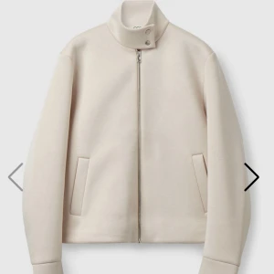 Cos jacka  - Säljer detta super fina Cos jackan, köpte av en tjej här på plick nyss men var inte nöjd över hur den satt på mig så säljer den nu!🙌🏻 köptes för 500 säljer för 450+frakt ❤️skriv för egna bilder!