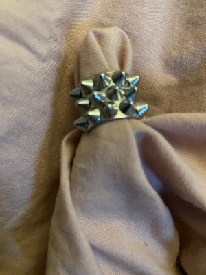 Edblad ring - Jag tänkte göra en intressekoll på min fina Edblad ring, som tyvärr är förliten. Jag byter den helst mot en större (XL). Men jag kan sälja den för rätt pris. Så kontakta mig för prisförslag💕💕 📌📌📌buda inte utan kom med prisförslag privat, 📌📌