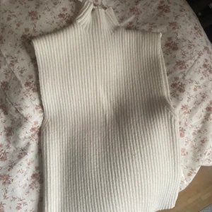 Stickat linne från Zara - Stickat linne med krage från Zara. Aldrig använt endast provad, väldig stretchig så passar xs-m. 💓