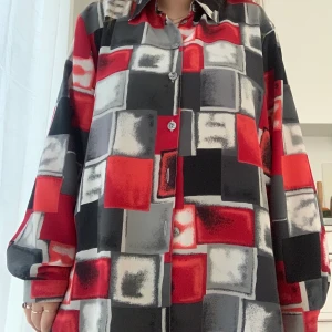 Funky skjorta  - Så cool och skön skjorta. Varit med mig på många tillfällen och fått så mycket kommentarer att den är så cool! En oversized skjorta i tunnt och svalt material som får alla på fall. Jag har storlek L och så ser den ut på mig. Frakt tillkommer för 69kr. 
