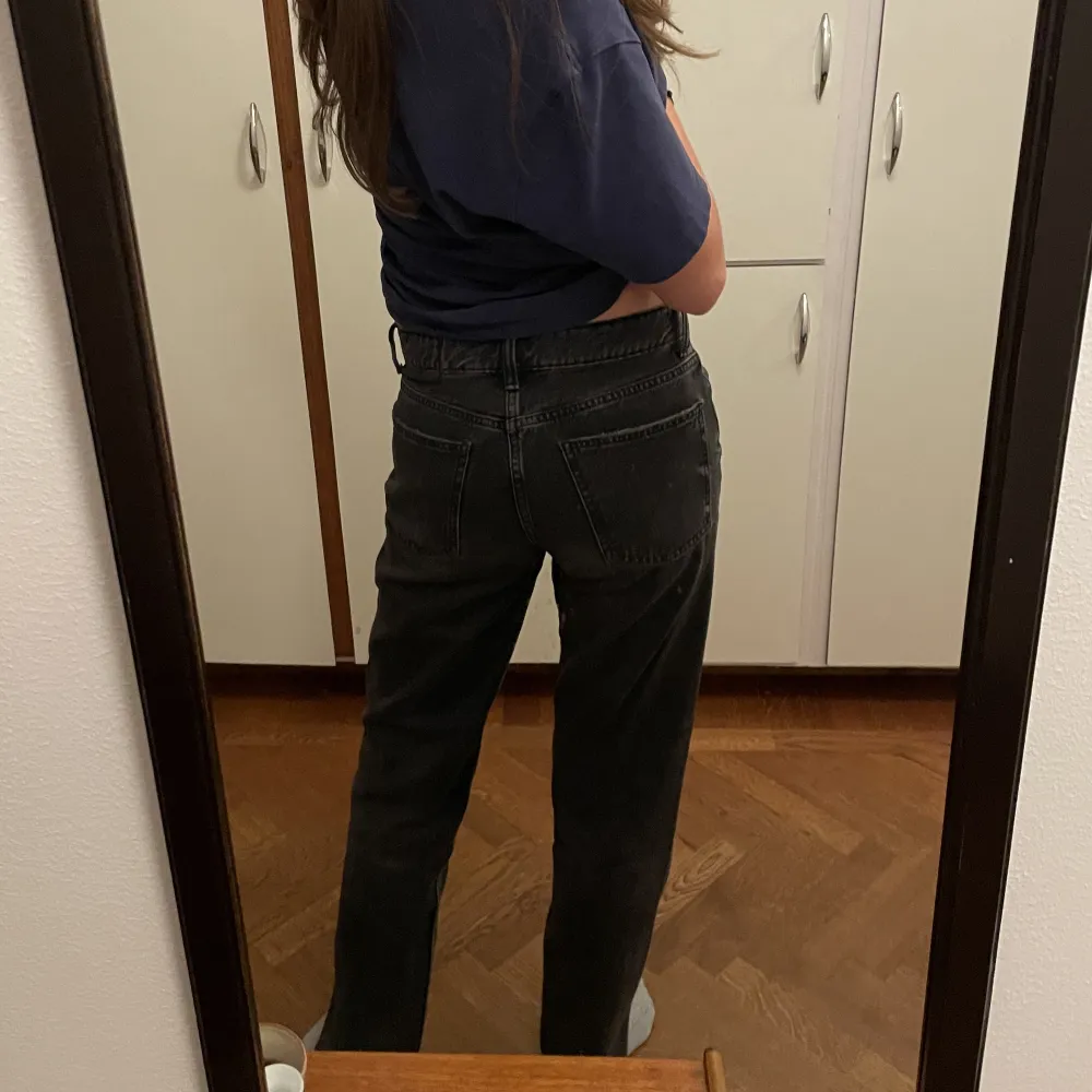 Säljer dom populära Zara mid waist jeansen🙏🏻 Grå/svarta och sitter så snyggt i midjan och perfekt långa! Jag är 169. Inga defekter! (Fläckarna är på spegeln, inte byxorna🫶🏻). Jeans & Byxor.