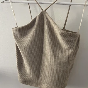 Beige topp - Jätte fin sommartopp i storlek S från Gina. Använt några gånger men forfarande i bra skick. En tråd har gått upp under bysten men går säkert att fixa. Färgen syns bättre på andra bilden.