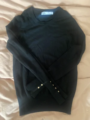 Svart tröja, zara - Svart tunn skön tröja från zara i utmärkt skick