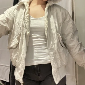 Vårjacka - Superfin vår/höstjacka från asos design. Jackan är gräddvit och sitter bra i storleken. Den är varmt fodrad och är supercool (lite gubbstil)