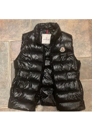 Ghany Gilet Moncler Väst - Säljer äkta moncler väst då den ej kommer till anvöndning! Storlek 0 och passar bra på mig även om jag har hoodie under