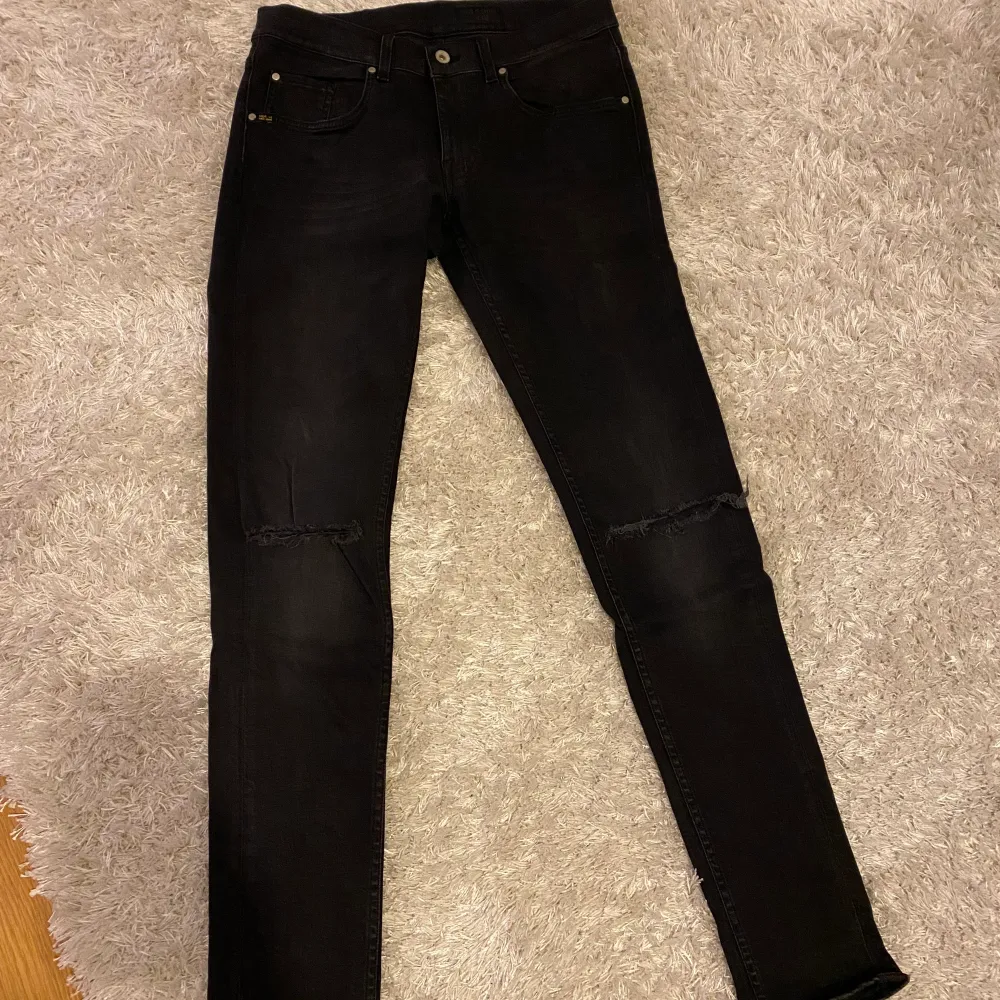 Svarta jeans från Tiger of Sweden strl 30/34. Smal modell. . Jeans & Byxor.