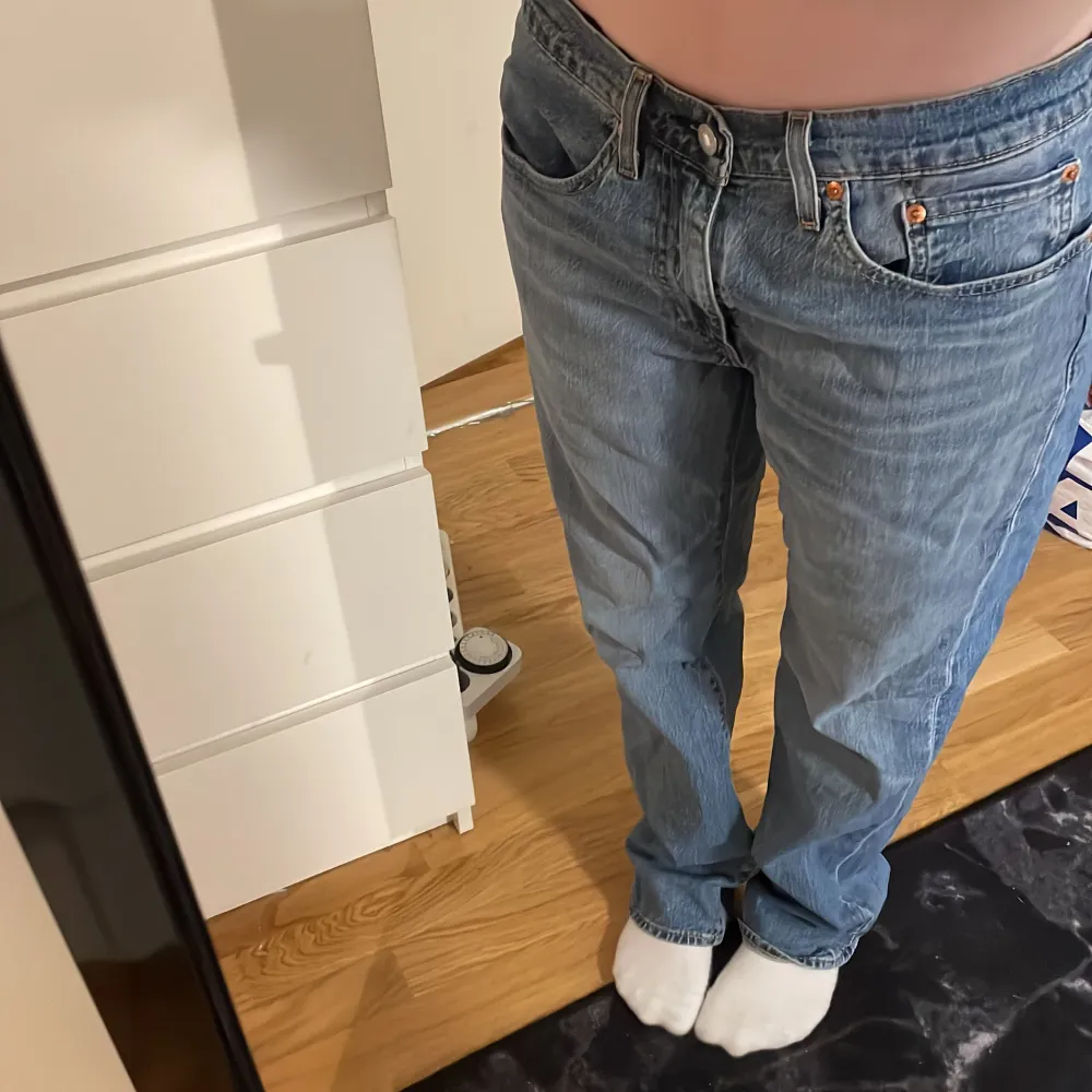 Lågmidjade Levis jeans  Modellen heter Levi’s 514  Har storlek 31 i midjan och 30 i längd Riktigt fina som är i nyskick. Jeans & Byxor.