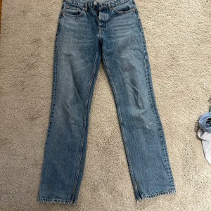 Zara straight jeans - Klassiska straight jeans från Zara med låg/medel midja. Sitter perfekt! Säljer då de är för små😢. 