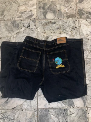 Butter Byxor - Skitsnygga baggy butterbyxor med orange stitching som jag fick i julklapp förra året. Tyvärr har dom inte kommit till mycket användning:( lite slitna nere på vänstra sidan (sista bilden) men annars som nya. Det är butter baggy, very baggy fit på dom.